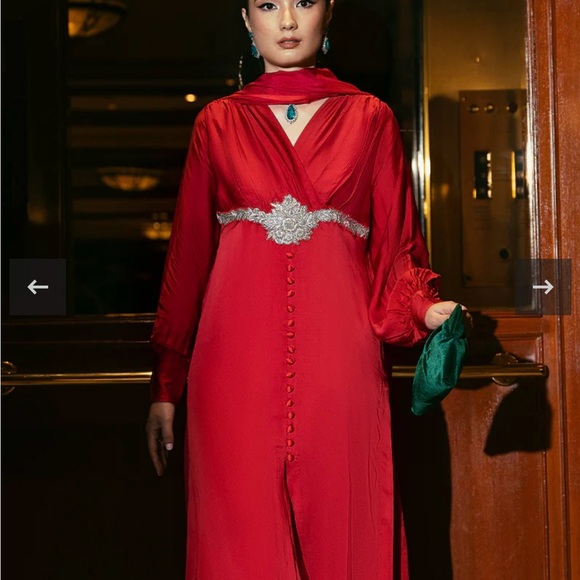 Elegant Red Evening Gown - Picture 3 of 10